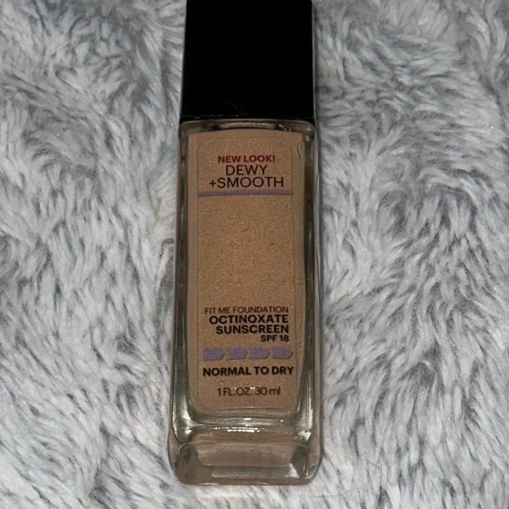 Maybelline Fit Me Dewy + Smooth Foundation 120 Classic Ivory SPF 18 1oz